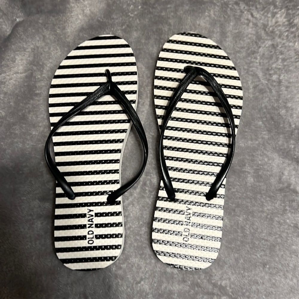 Old Navy Flip Flips Size 8